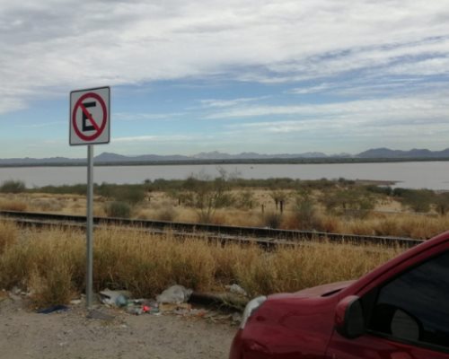 No creo que haga daño: hermosillenses ignoran señales en la presa Abelardo L. Rodríguez