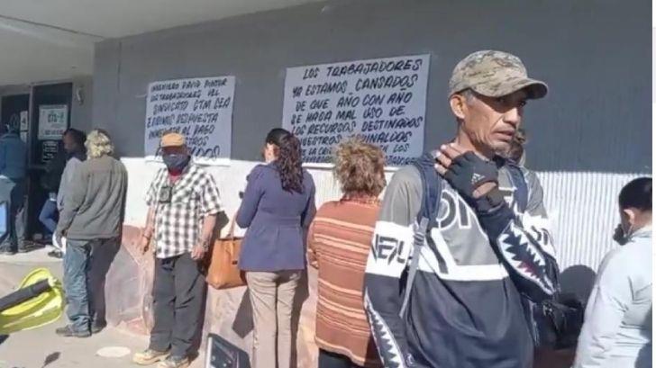 Sindicalizados de CEA mantienen protesta por falta de pago de aguinaldos