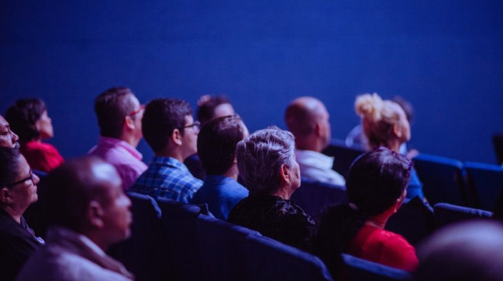 ¡Qué sacrificado! Fanático de Spiderman toma clases en línea desde la sala de cine