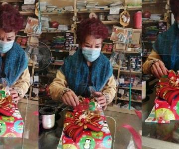 Arcelia Hernández vive la fantasía de la Navidad envolviendo regalos