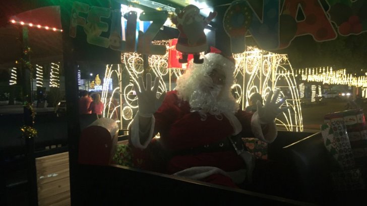 Santa Claus da paseos a familias hermosillenses en el bulevar Hidalgo