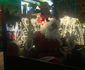 Santa Claus da paseos a familias hermosillenses en el bulevar Hidalgo