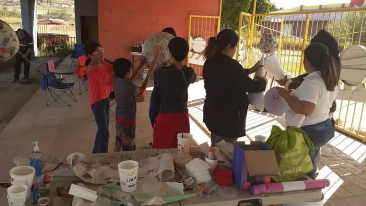 ¿Cómo se hace una piñata? Activistas imparten taller en La Sauceda