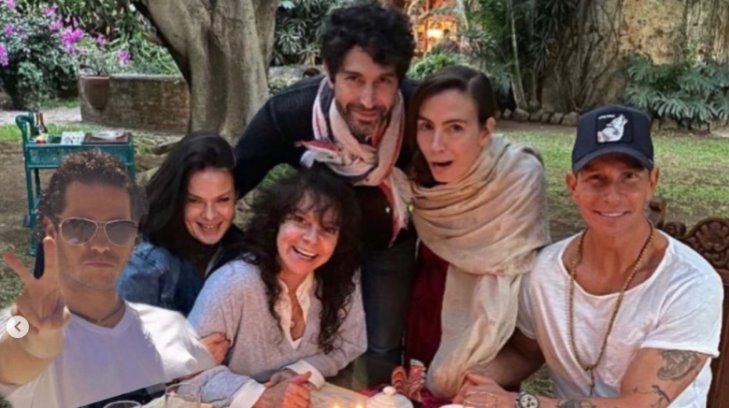 Como una verdadera familia, Timbiriche celebra el cumpleaños de Alix Bauer