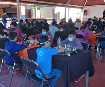Entre niños y adultos de todo el estado, 64 ajedrecistas compiten en torneos navideños