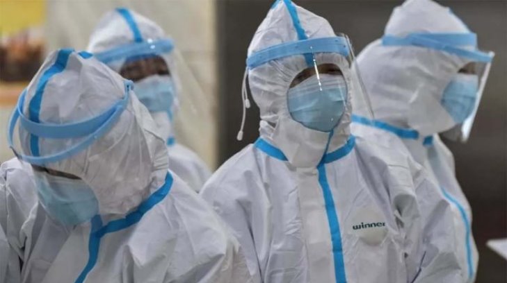 La Casa de Papel versión pandemia: roban un banco vistiendo trajes para sanitizar en CDMX