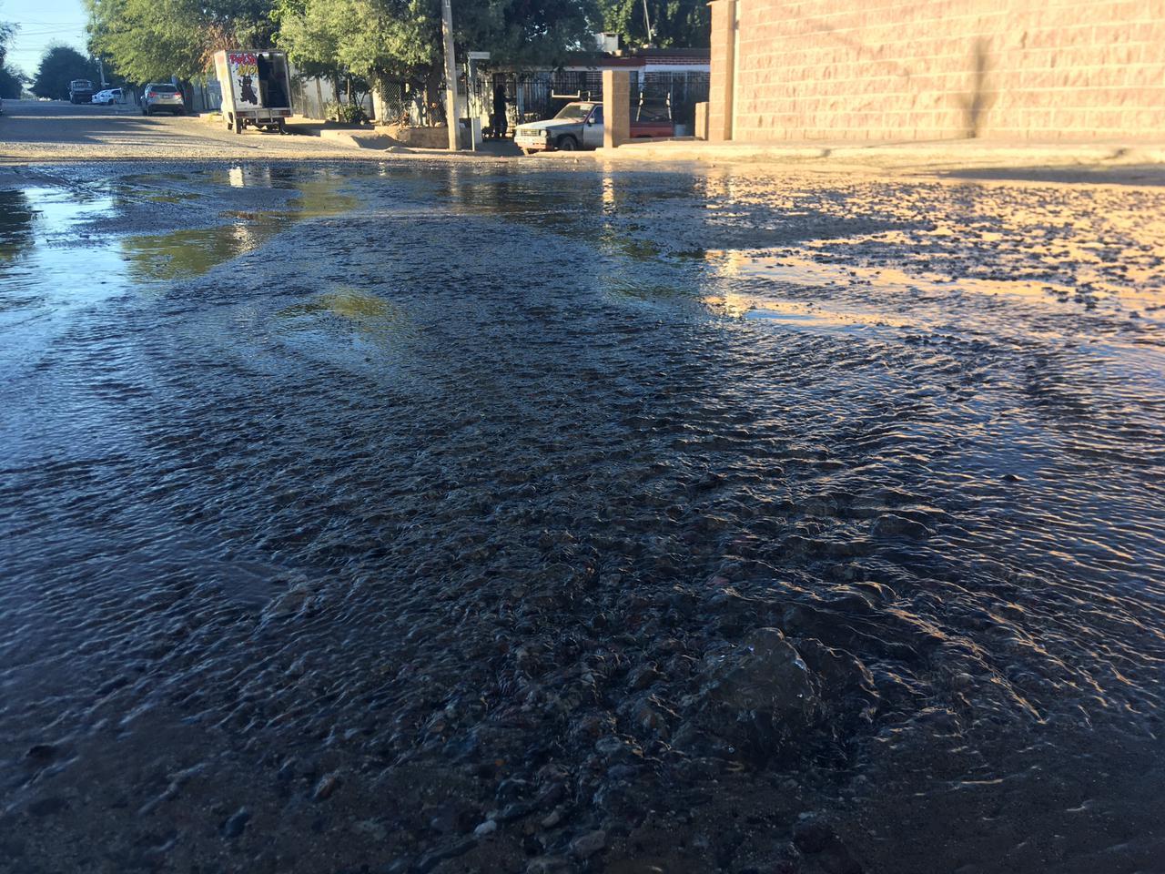 Arreglan fuga que recorría varias calles pero dejan un cochinero de tierra