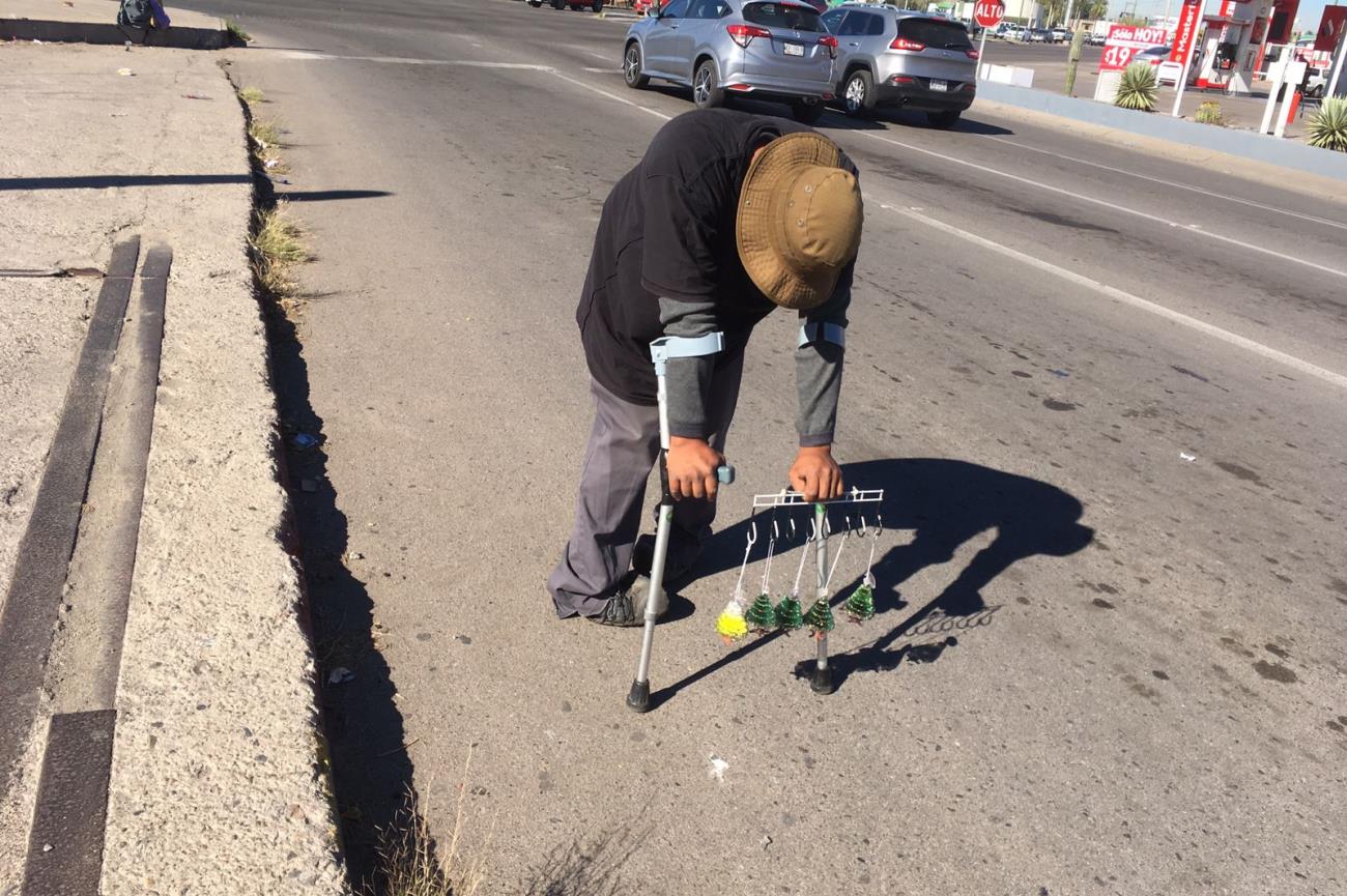 Alejandro viene desde Oaxaca a vender sus arbolitos; dice que casi siempre le va bien