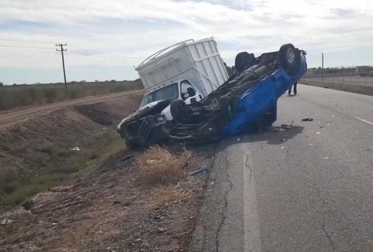 Aparatoso choque entre tres vehículos en Cajeme deja tres heridos; un carro cayó al canal