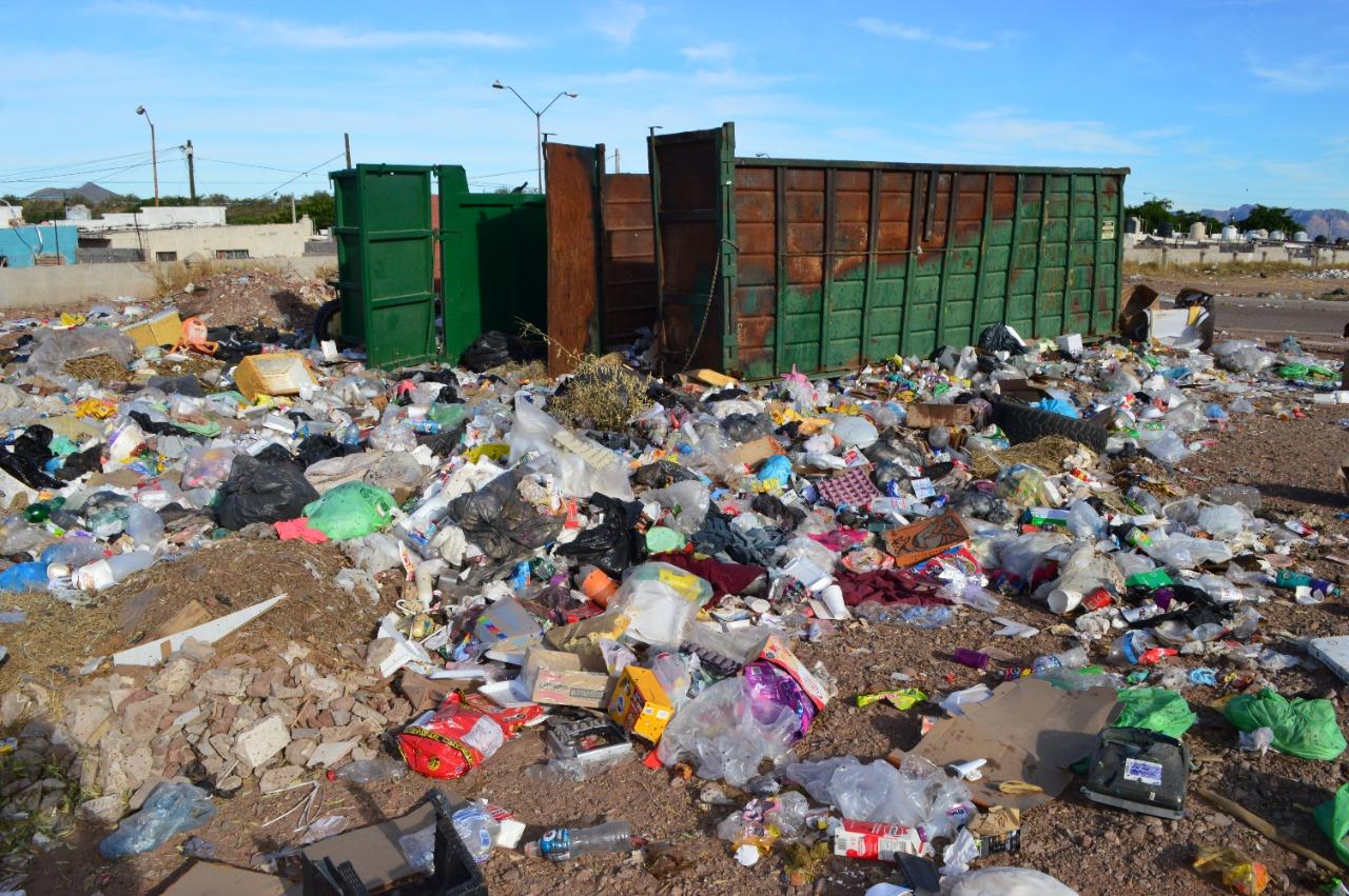 ¡Un cochinero! Desparraman basura en contenedores del ayuntamiento en Guaymas