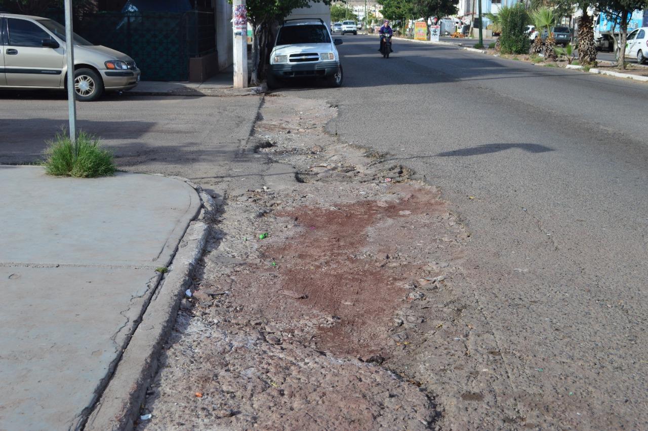 Hasta con tierra tenemos que andar tapando baches, reportan calles en mal estado en Guaymas Norte