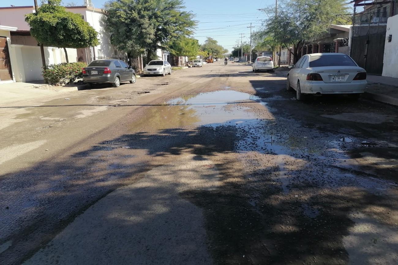 Esta fuga de agua tiene casi un año en la colonia Pimentel