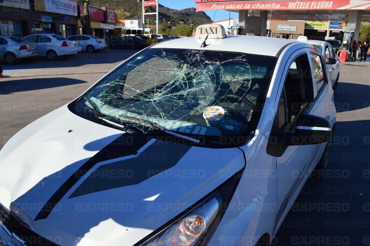 Joven se le atraviesa taxi y lo atropella