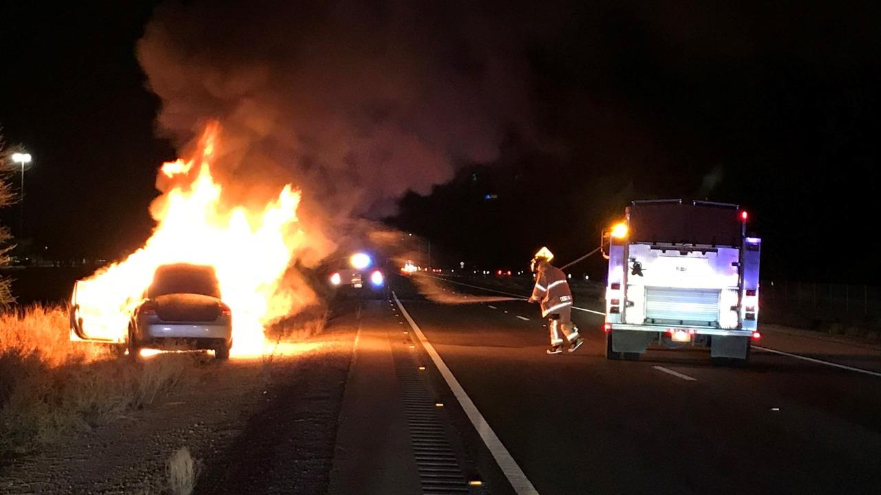 Rescatan a dos migrantes del interior de vehículo en llamas; estaban en la cajuela