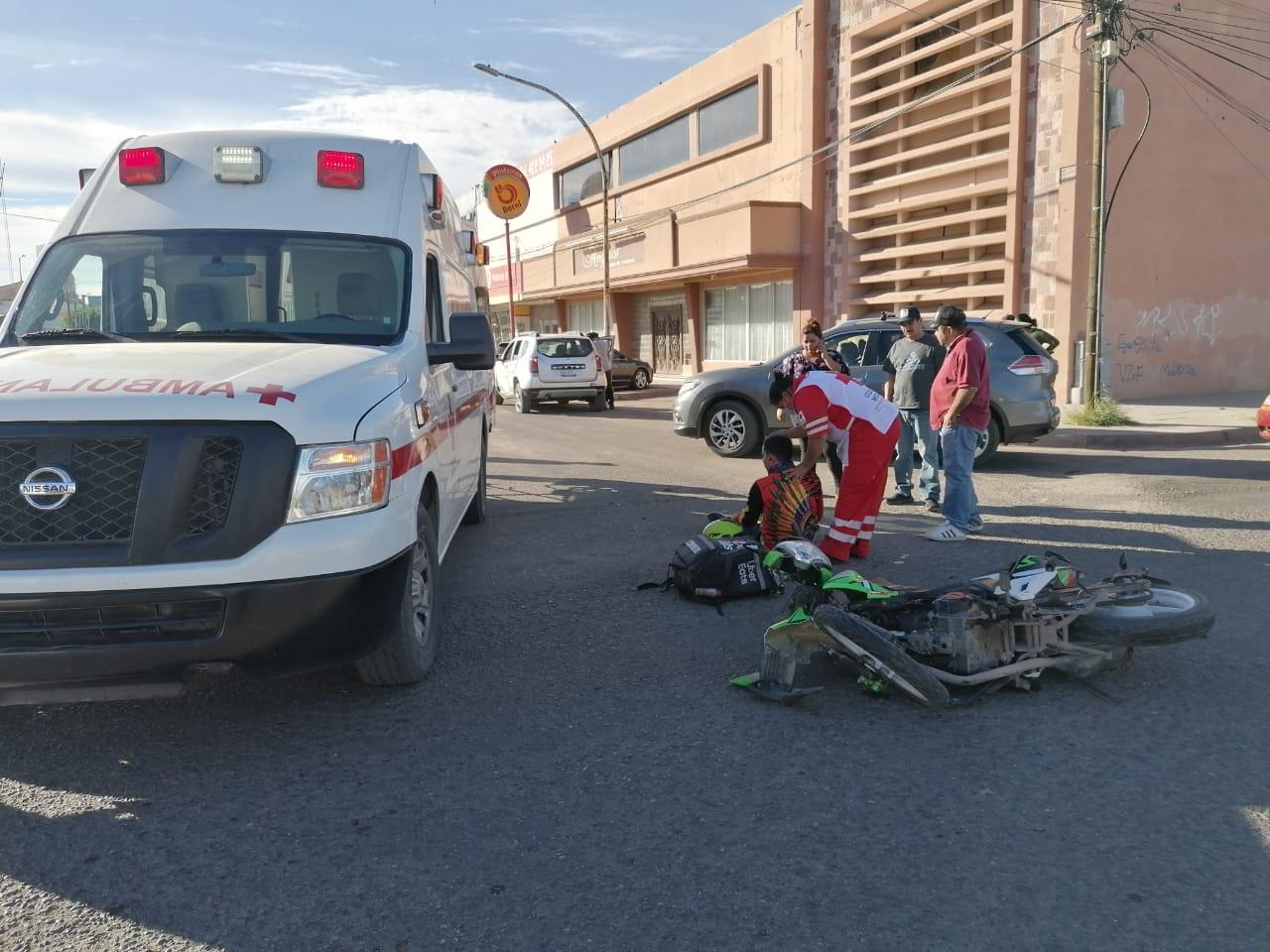 Automóvil corta circulación a motociclista y lo manda al hospital