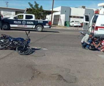 Sedán arrolla motocicleta y deja a joven tendida en el pavimento; tiene lesiones severas
