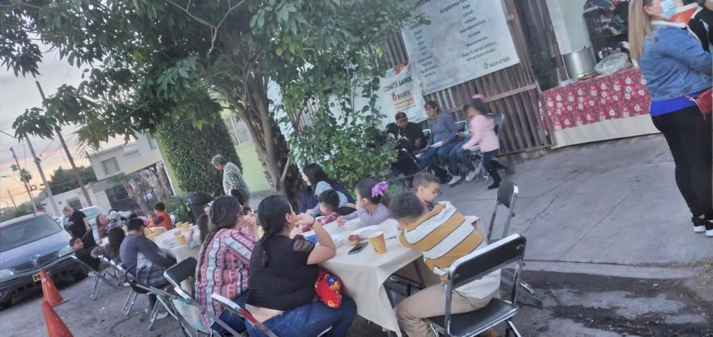 Con menudo, pastel y dulces, Alberto y Jazmín llenan de alegría a niños y personas de la calle