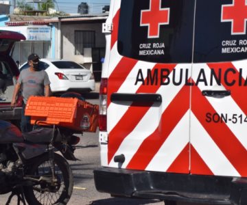 Se pasa el alto e impacta contra motociclista en colonia Altares