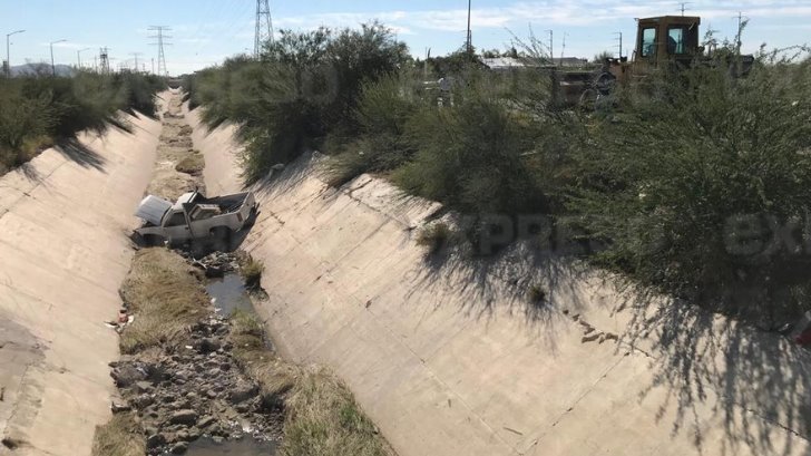 VIDEO | Pick up cae al fondo de un canal al poniente de Hermosillo