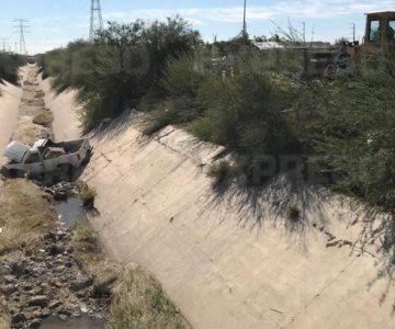 VIDEO | Pick up cae al fondo de un canal al poniente de Hermosillo