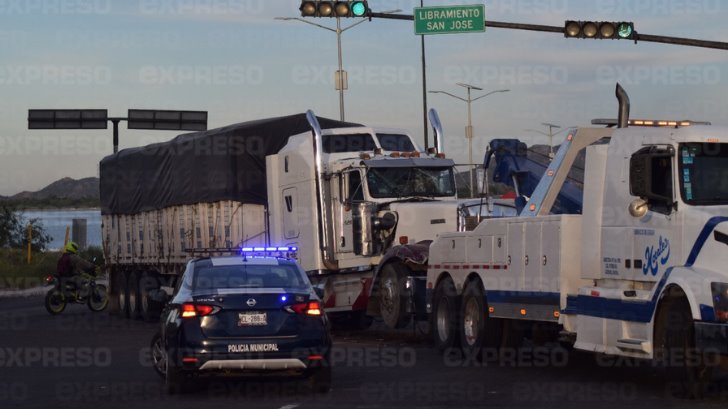 Trailer se pasa semáforo y provoca aparatoso choque en la carretera Guaymas-Empalme