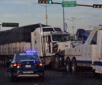 Trailer se pasa semáforo y provoca aparatoso choque en la carretera Guaymas-Empalme