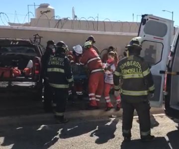 VIDEO | Camioneta choca contra una casa; hay un menor delicado