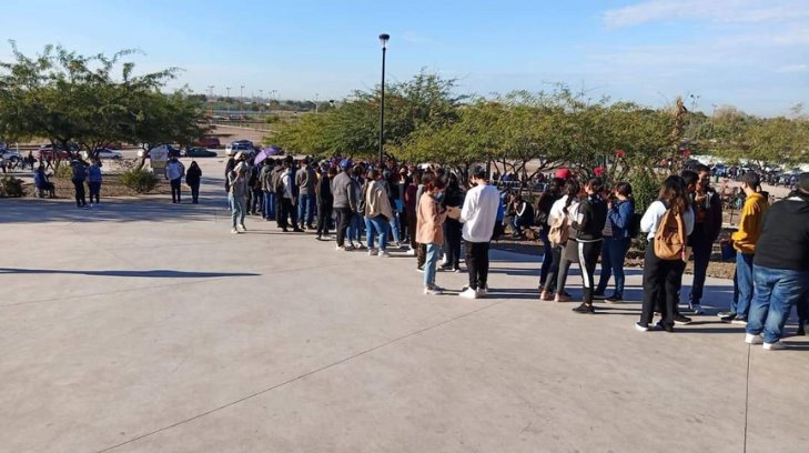 Jóvenes cajemenses hacen largas filas para recibir su vacuna contra Covid