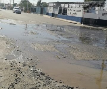 ¿A Hermosillo le sobra el agua? Fuga de más de 15 días desperdicia cientos de litros de agua potable
