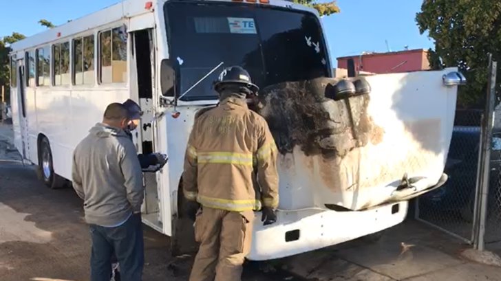 VIDEO | Se incendia camión de transporte de empleados al norte de Hermosillo