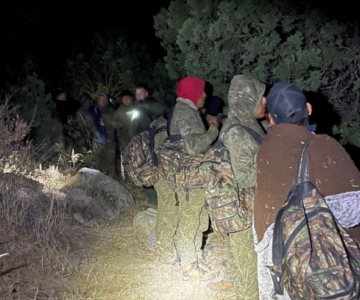 En temperaturas de congelamiento, rescatan grupo de migrantes en zona montañosa de Arizona