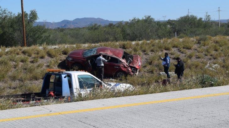 Auto se sale del camino y termina volcado en tramo carretero Guaymas-Hermosillo