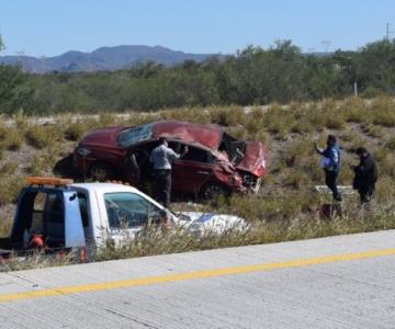 Auto se sale del camino y termina volcado en tramo carretero Guaymas-Hermosillo