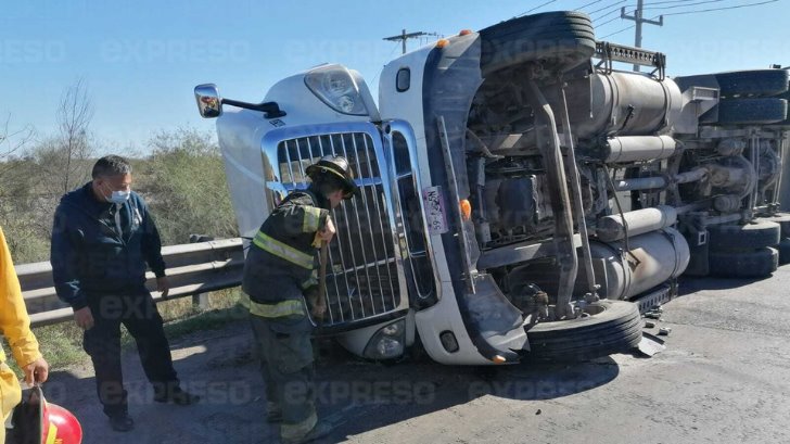 Se vuelca camión cargado de cerdos en la Carretera México 15; chofer huye del lugar