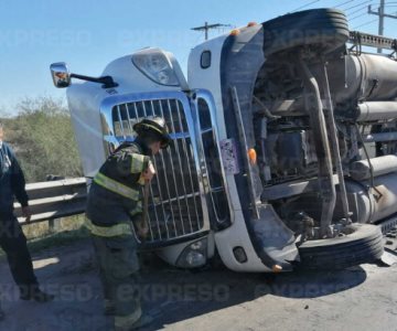 Se vuelca camión cargado de cerdos en la Carretera México 15; chofer huye del lugar