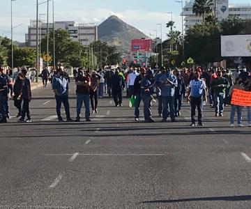 Sindicalizados de Hermosillo bloquean cruce de Luis Encinas y Rodríguez