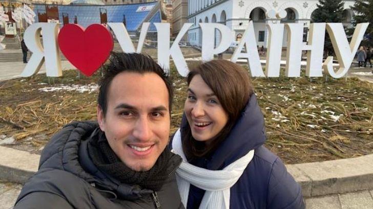 Alex Ricalday huye de Kiev con su esposa embarazada