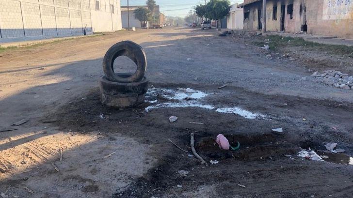 Colonia Zona: vecinos colocan llantas en las calles debido a su mal estado
