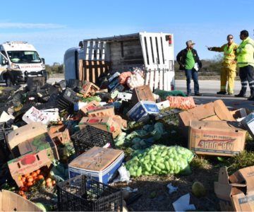 Se vuelca camión de verduras en la Carretera México 15; no faltó la rapiña
