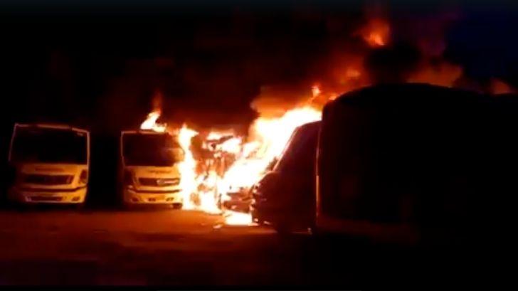 Incendio acaba con varios camiones en Vícam