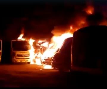 Incendio acaba con varios camiones en Vícam