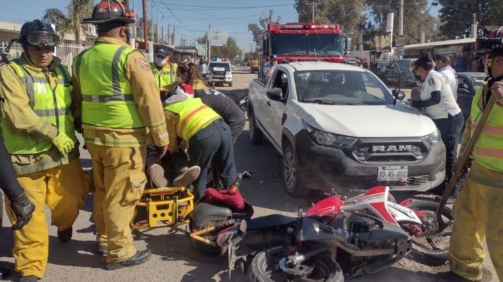 Motociclista sobrevive tras impactar con automóvil