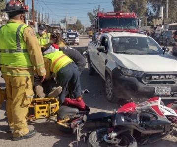 Motociclista sobrevive tras impactar con automóvil