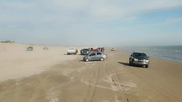 Causa indignación el acceso de vehículos en la playa de Huatabampito