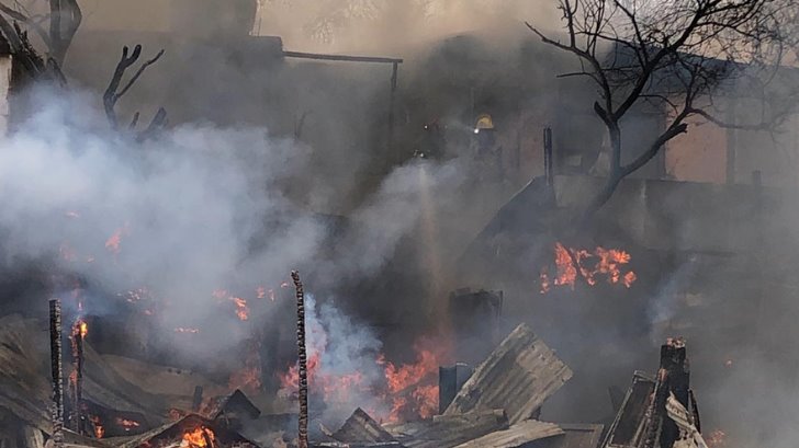 Rescatan a pareja de adultos mayores en incendio; su casa fue consumida por el fuego