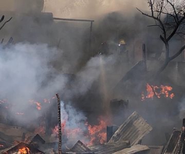 Rescatan a pareja de adultos mayores en incendio; su casa fue consumida por el fuego