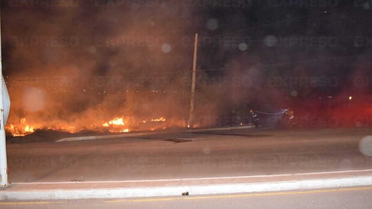 Bomberos logran sofocar intenso incendio en un baldío en Guaymas