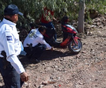 Joven motociclista cae a un barranco de 5 metros de profundidad