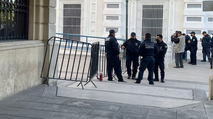 VIDEO | Policías rompen cadenas de jubilados y pensionados en Palacio Municipal