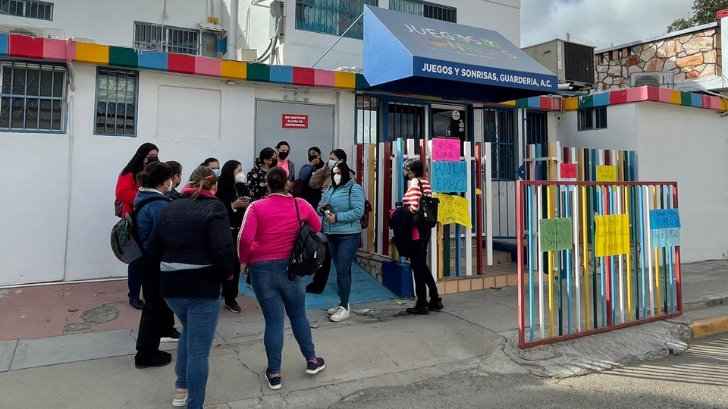 Empleadas de una guardería de Hermosillo se manifiestan por falta de pago